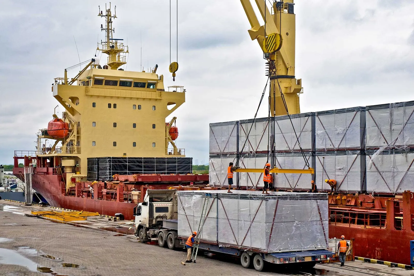Interstate and Tasmania removals from Wollongong: freight loading